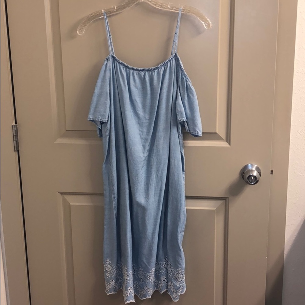 Dress with an off the shoulder sleeve look